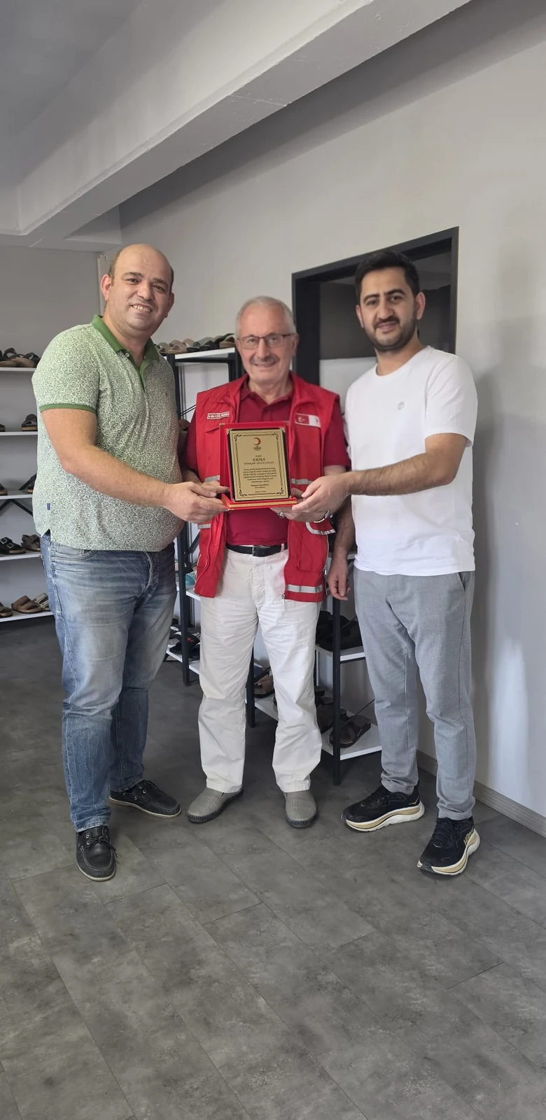 Kızılay yetkilisi ve Erma Ayakkabı yönetim kurulu üyeleri